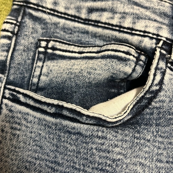 Super soft cropped blue jean. - Picture 3 of 5